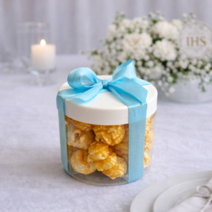 Upominek komunijny – popcorn karmelowy (wstążka błękitna)