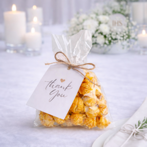 Popcorn karmelowy w celofanie – upominek dla gości z personalizacją