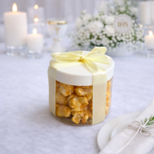 Upominek komunijny – popcorn karmelowy (wstążka kremowa)