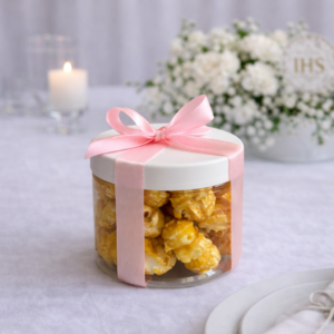 Upominek komunijny – popcorn karmelowy (wstążka różowa)